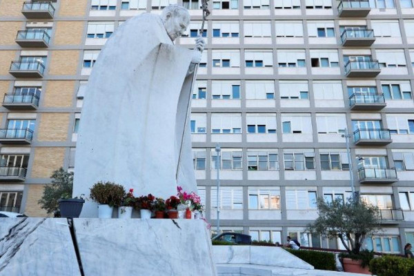 Papež drugo noč v bolnišnici preživel mirno
